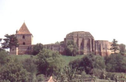 Un grand chteau fort dans un petit village.